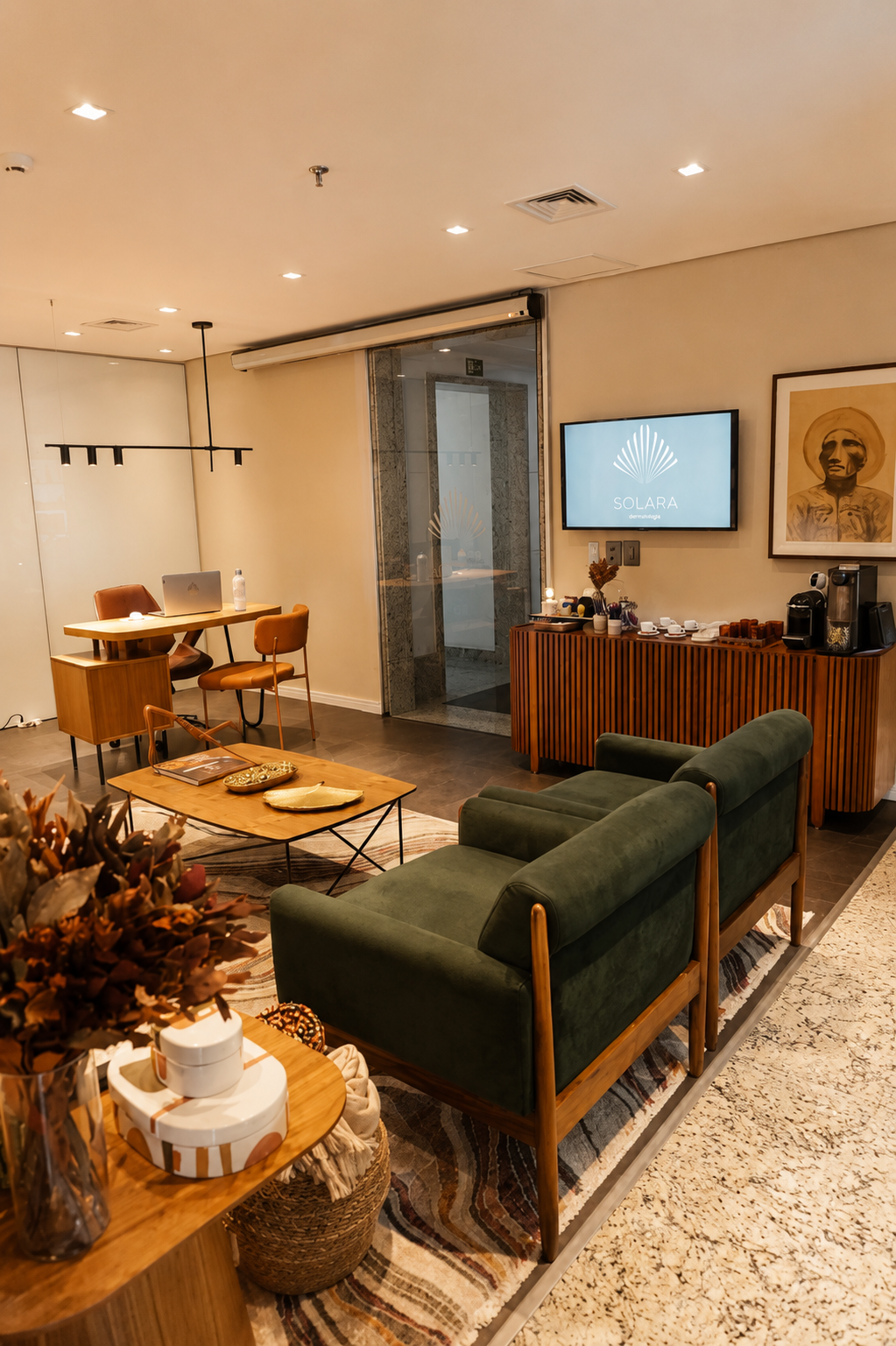 Área de trabalho e recepção com identidade visual Solara na tela