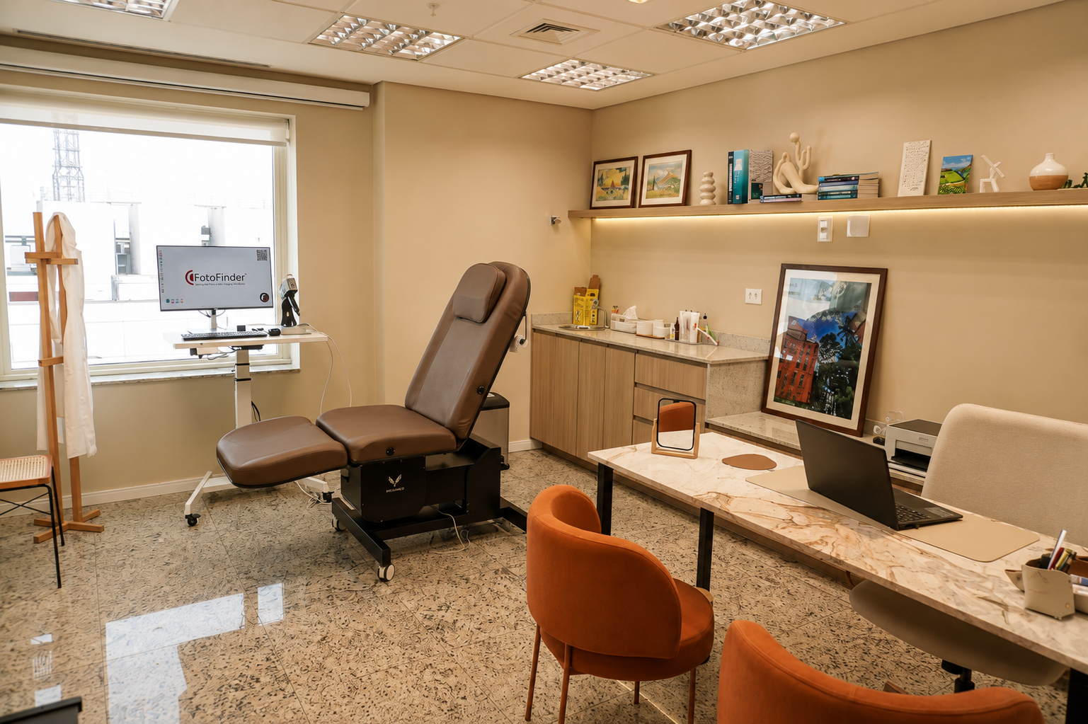Sala equipada com estação FotoFinder para mapeamento corporal